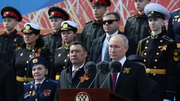 Президент РФ Владимир Путин выступает на параде в Москве, посвященном 78-й годовщине Победы в Великой Отечественной войне - Sputnik Азербайджан