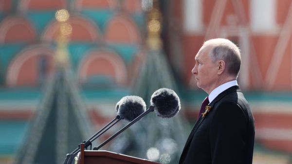 Президент РФ Владимир Путин выступает на параде в Москве, посвященном 78-й годовщине Победы в Великой Отечественной войне. - Sputnik Азербайджан
