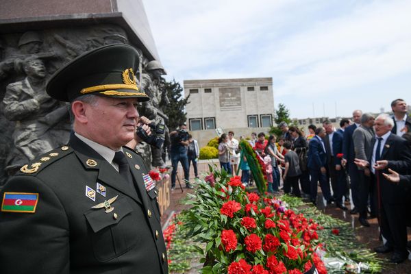 В Баку в День Победы представители общественности, ветераны и дипломаты посетили мемориальный комплекс "Братские могилы". - Sputnik Азербайджан