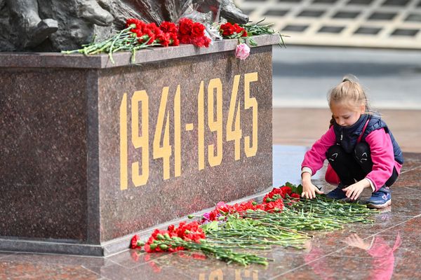 В Баку в День Победы представители общественности, ветераны и дипломаты посетили мемориальный комплекс "Братские могилы". - Sputnik Азербайджан