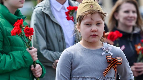 В Баку в День Победы представители общественности, ветераны и дипломаты посетили мемориальный комплекс Братские могилы - Sputnik Азербайджан