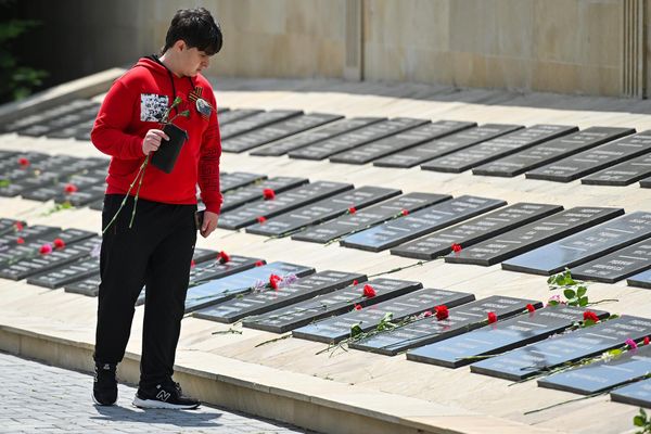 В Баку в День Победы представители общественности, ветераны и дипломаты посетили мемориальный комплекс Братские могилы - Sputnik Азербайджан