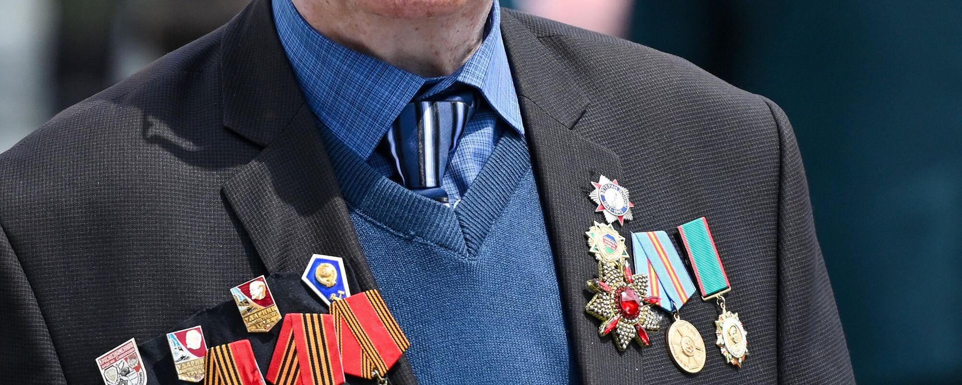 В Баку в День Победы представители общественности, ветераны и дипломаты посетили мемориальный комплекс Братские могилы - Sputnik Азербайджан, 1920, 28.03.2025