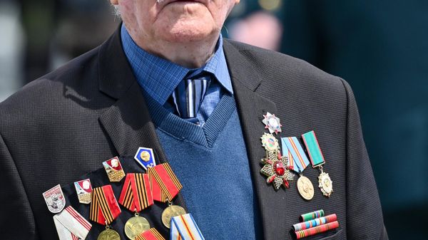 В Баку в День Победы представители общественности, ветераны и дипломаты посетили мемориальный комплекс Братские могилы - Sputnik Азербайджан