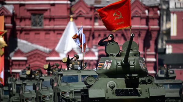 Танк Т-34 на военном параде, посвящённом 78-й годовщине Победы в Великой Отечественной войне, на Красной площади в Москве - Sputnik Азербайджан