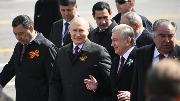 Президент РФ Владимир Путин, президент Киргизии Садыр Жапаров, президент Узбекистана Шавкат Мирзиеев и президент Таджикистана Эмомали Рахмон на параде в Москве - Sputnik Азербайджан