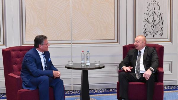 Ильхам Алиев провел встречу с вице-президентом Еврокомисии Марошем Шефчовичем. - Sputnik Азербайджан