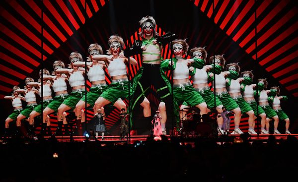 Хорватская рок-группа Let 3 выступает во время финала «Евровидение-2023» на M&amp;S Bank Arena в Ливерпуле. - Sputnik Азербайджан