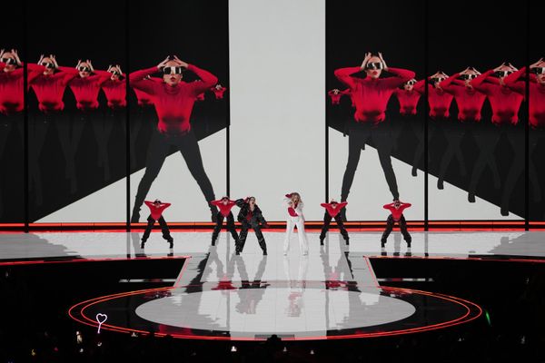 Тейя и Салена из Австрии выступают во время финала «Евровидение-2023» на M&amp;S Bank Arena в Ливерпуле. - Sputnik Азербайджан