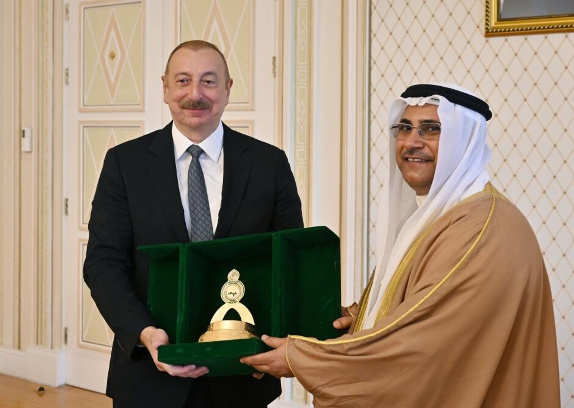 Azərbaycan Respublikasının Prezidenti İlham Əliyev mayın 15-də Ərəb Parlamentinin prezidenti Adel bin Əbdulrəhman əl-Asumini qəbul edib - Sputnik Азербайджан, 1920, 15.05.2023