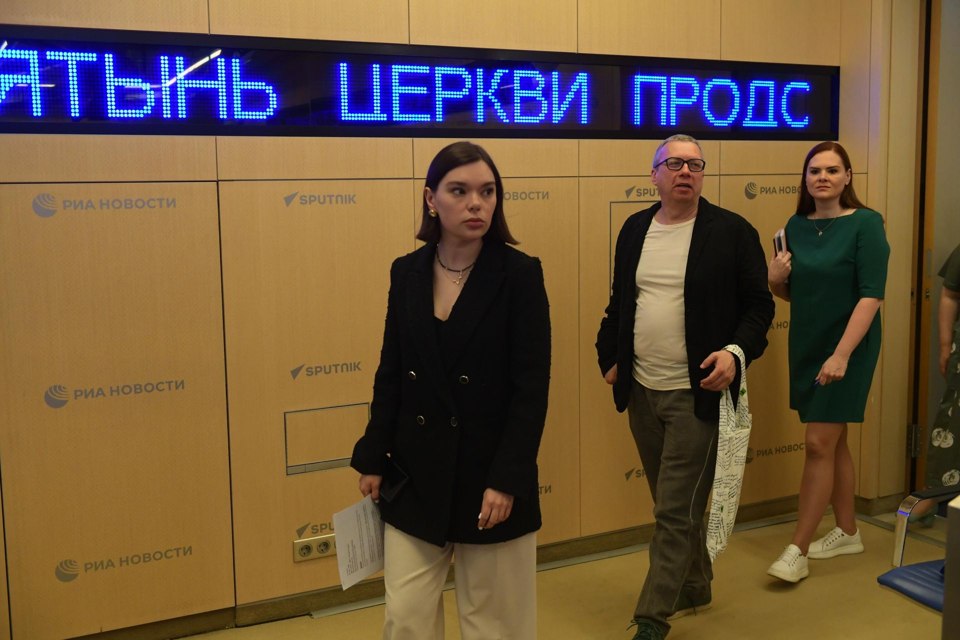 Презентация сборника «ПоэZия русского лета» в Международном мультимедийном пресс-центре медиагруппы «Россия сегодня» - Sputnik Азербайджан, 1920, 16.05.2023