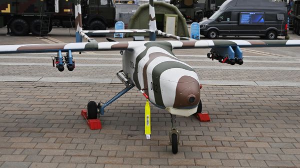 Ударный беспилотный авиационный комплекс Ловчий белорусского производства на 11-й международной выставке вооружения и военной техники MILEX-2023 в Минске - Sputnik Азербайджан