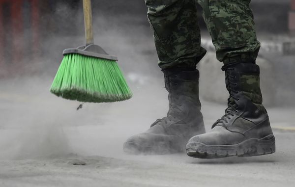 Мексиканский солдат сметает пепел с улиц в деревне Сантьяго после извержения вулкана Попокатепетль. - Sputnik Азербайджан