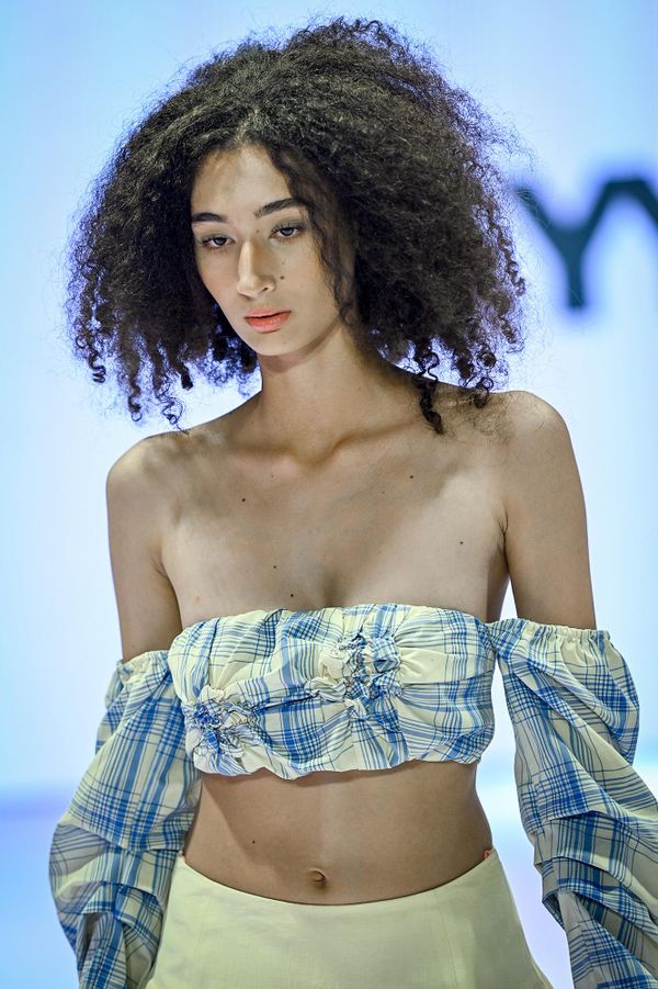 Модель во время показа коллекций на Azerbaijan Fashion Week. - Sputnik Азербайджан