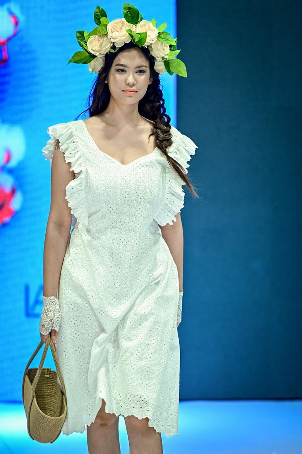 Модель во время показа коллекций на Azerbaijan Fashion Week. - Sputnik Азербайджан
