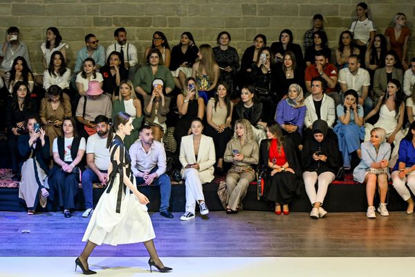 Модель во время показа коллекций на Azerbaijan Fashion Week. - Sputnik Азербайджан