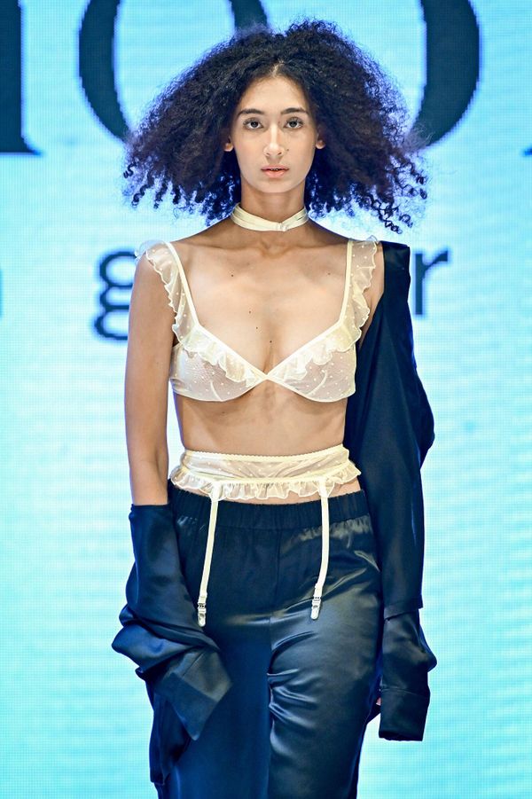 Модель во время показа коллекций на Azerbaijan Fashion Week. - Sputnik Азербайджан