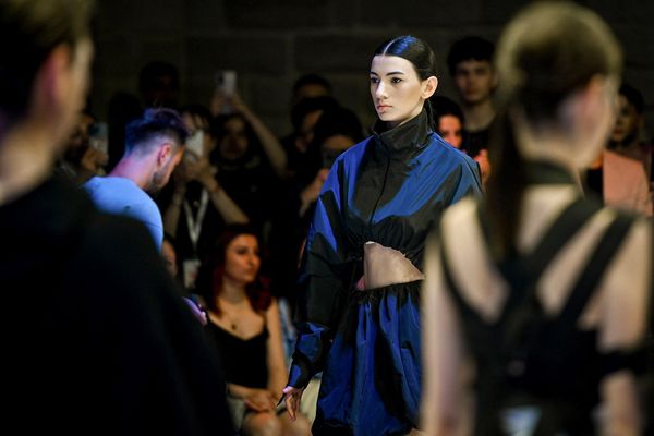 Модель во время показа коллекций на Azerbaijan Fashion Week. - Sputnik Азербайджан
