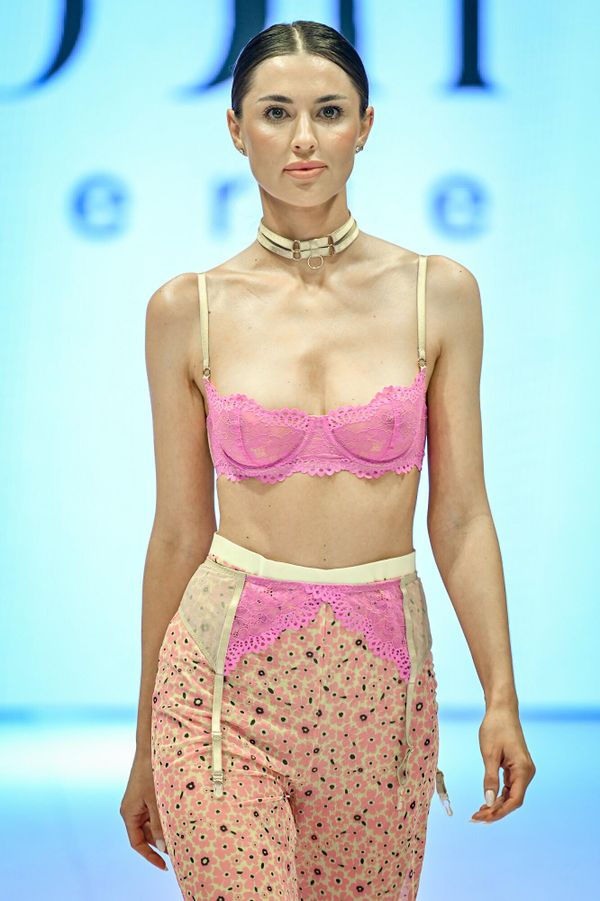 Модель во время показа коллекций на Azerbaijan Fashion Week. - Sputnik Азербайджан