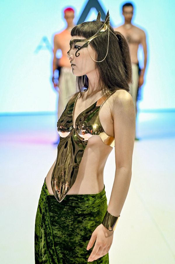Модель во время показа коллекций на Azerbaijan Fashion Week. - Sputnik Азербайджан