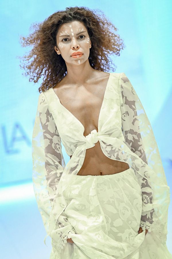 Модель во время показа коллекций на Azerbaijan Fashion Week. - Sputnik Азербайджан