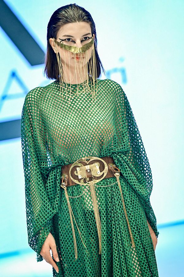 Модель во время показа коллекций на Azerbaijan Fashion Week. - Sputnik Азербайджан