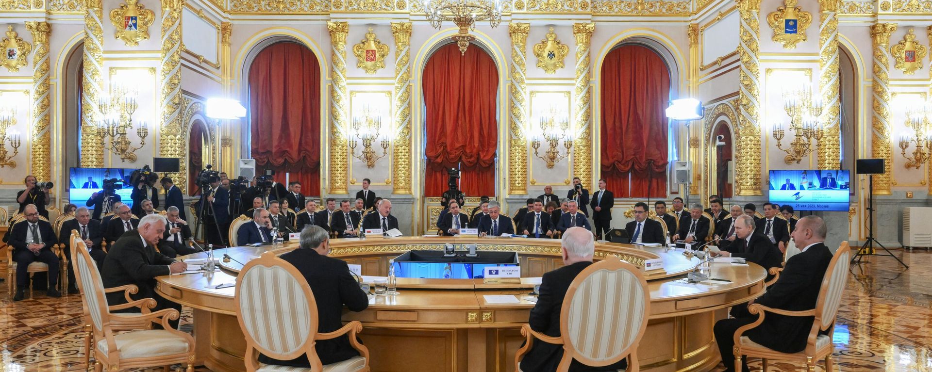 Президент РФ Владимир Путин проводит заседание высшего Евразийского экономического совета (ВЕЭС) в расширенном составе в Москве. - Sputnik Азербайджан, 1920, 25.05.2023