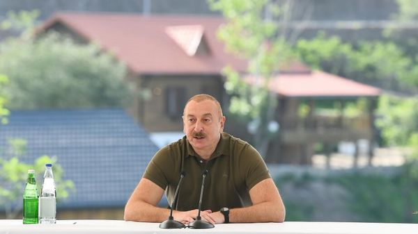  Президент Азербайджана Ильхам Алиев на встрече с жителями Лачинского района - Sputnik Азербайджан