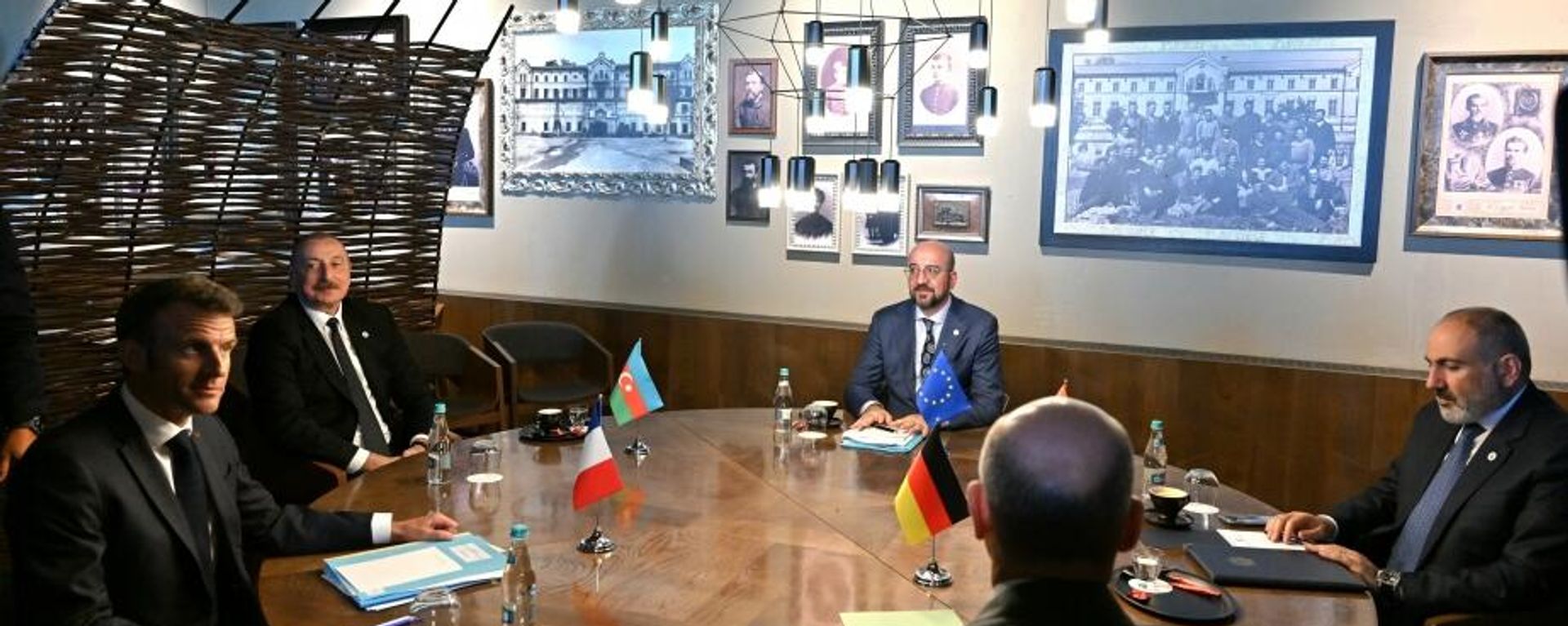 Kişineuda Azərbaycan, Ermənistan, Avropa İttifaqı Şurası, Almaniya və Fransa liderlərinin qeyri-rəsmi görüşü başlayıb
 - Sputnik Азербайджан, 1920, 01.06.2023