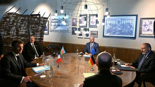 Kişineuda Azərbaycan, Ermənistan, Avropa İttifaqı Şurası, Almaniya və Fransa liderlərinin qeyri-rəsmi görüşü başlayıb
 - Sputnik Азербайджан