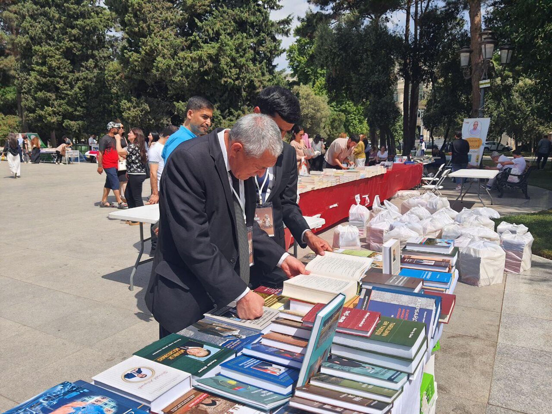 Открытие второго Фестиваля литературы и книги тюркского мира в парке перед Национальной академией наук - Sputnik Азербайджан, 1920, 05.06.2023