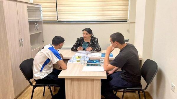 Омбудсмен Азербайджана Сабина Алиева навестила двух армянских военнослужащих - Sputnik Азербайджан