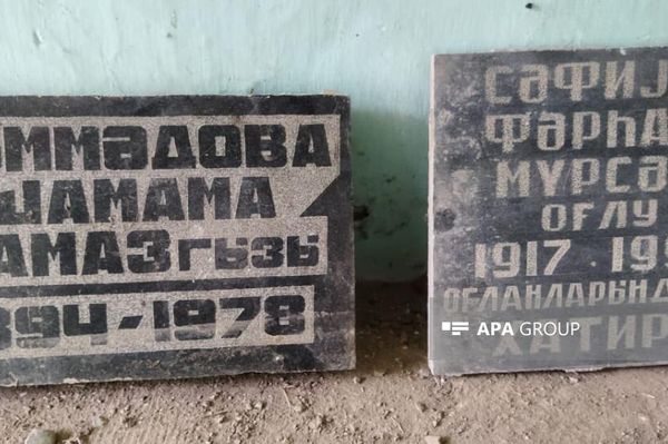 Камни из мрамора, демонтированные армянами с могил азербайджанцев, обнаружены в селе Азых  - Sputnik Азербайджан