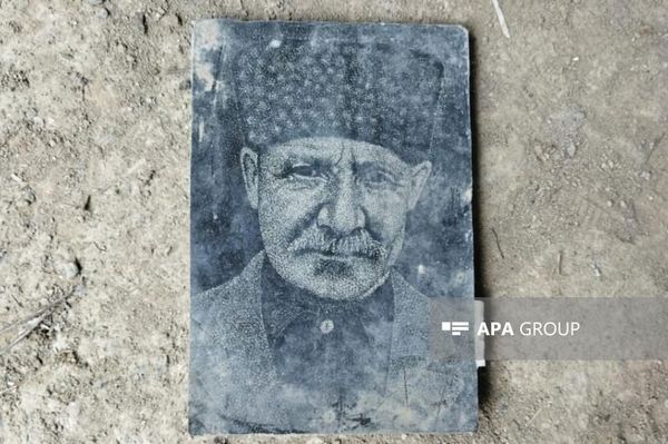 Камни из мрамора, демонтированные армянами с могил азербайджанцев, обнаружены в селе Азых  - Sputnik Азербайджан
