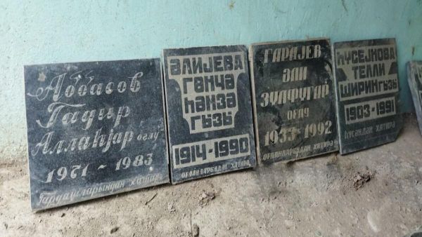 Камни из мрамора, демонтированные армянами с могил азербайджанцев, обнаружены в селе Азых  - Sputnik Азербайджан