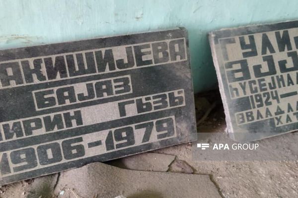 Камни из мрамора, демонтированные армянами с могил азербайджанцев, обнаружены в селе Азых  - Sputnik Азербайджан