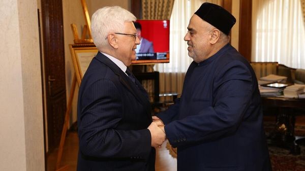 Председатель Управления мусульман Кавказа (УМК) шейхульислам Аллахшукюр Пашазаде и посол РФ в Азербайджане Михаил Бочарников - Sputnik Азербайджан