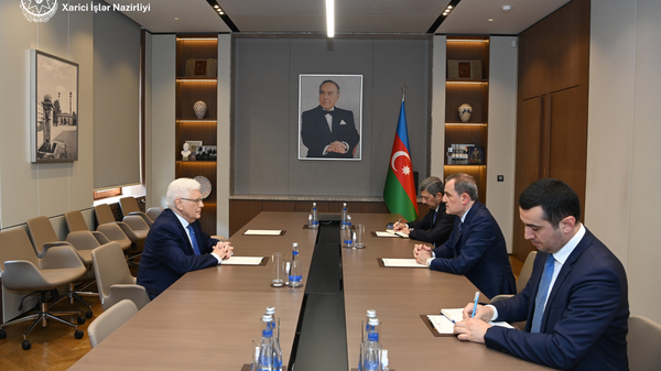 Xarici işlər naziri Ceyhun Bayramov Rusiya Federasiyasının Azərbaycan Respublikasındakı fövqəladə və səlahiyyətli səfiri Mixail Boçarnikovu  qəbul edib - Sputnik Азербайджан