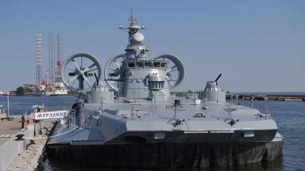 Корабль на воздушной подушке Мордовия в зоне демонстрации флота на Международном военно-морском салоне МВМС-2023 в Кронштадте - Sputnik Азербайджан