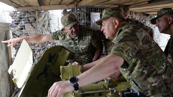 Baş Qərargah rəisi bir neçə döyüş mövqeyində olub - Sputnik Азербайджан