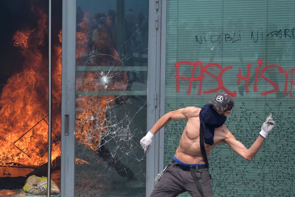 Протестующий в парижском пригороде Нантер во время протестов. - Sputnik Азербайджан