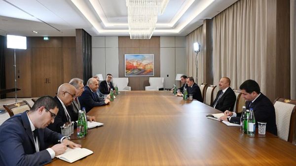 Президент Азербайджанской Республики Ильхам Алиев принял министра иностранных дел и национального сообщества за рубежом Алжирской Народной Демократической Республики Ахмеда Аттафа - Sputnik Азербайджан
