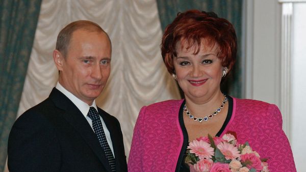 Президент России Владимир Путин наградил певицу Тамару Синявскую орденом За заслуги перед Отечеством IV степени - Sputnik Азербайджан