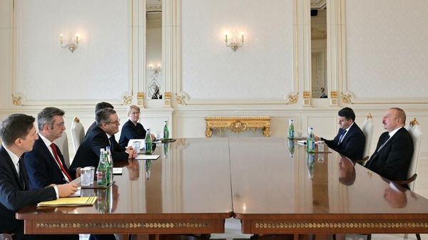 Президент Азербайджана Ильхам Алиев обсудил во вторник с госминистром в МИД ФРГ Тобиасом Линднером сотрудничество в сфере энергетики - Sputnik Азербайджан