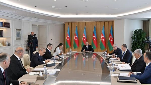 Prezident İlham Əliyevin sədrliyi ilə bu ilin 6 ayının sosial-iqtisadi yekunlarına həsr olunmuş müşavirə keçirilib - Sputnik Азербайджан
