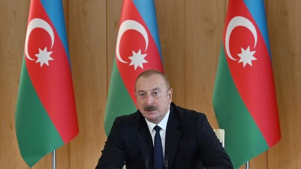 Prezident İlham Əliyevin sədrliyi ilə bu ilin 6 ayının sosial-iqtisadi yekunlarına həsr olunmuş müşavirə keçirilib - Sputnik Азербайджан