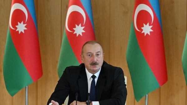 Prezident İlham Əliyevin sədrliyi ilə bu ilin 6 ayının sosial-iqtisadi yekunlarına həsr olunmuş müşavirə keçirilib - Sputnik Азербайджан