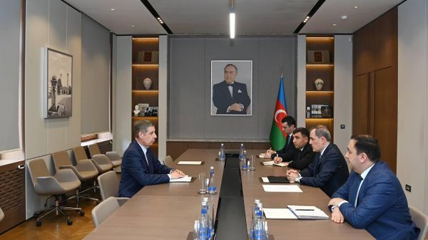 Azərbaycan Respublikasının xarici işlər naziri Ceyhun Bayramov Rusiya Federasiyasının Azərbaycan Respublikasına yeni təyin olunmuş səfiri  Mixail Yevdokimovu qəbul edib - Sputnik Азербайджан