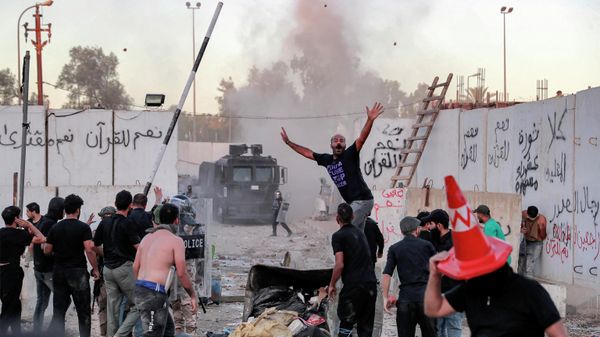Протестующие сидят на крыше здания рядом с посольством Швеции в Багдаде. - Sputnik Азербайджан