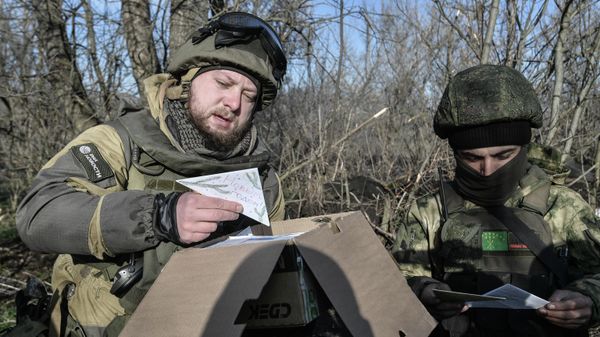 Передача писем и подарков бойцам на передовой - Sputnik Азербайджан